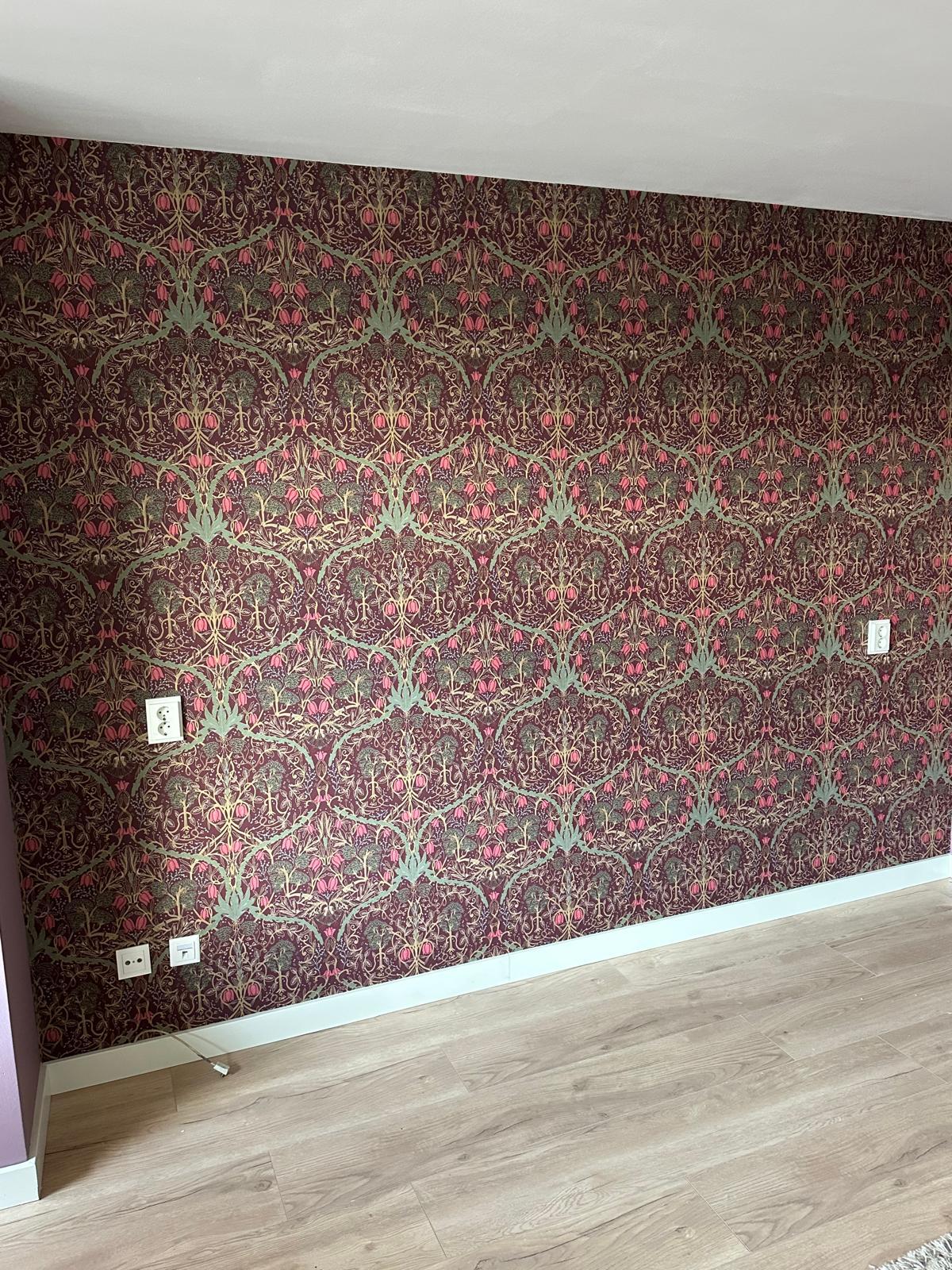 Wand met behang en nieuwe laminaatvloer