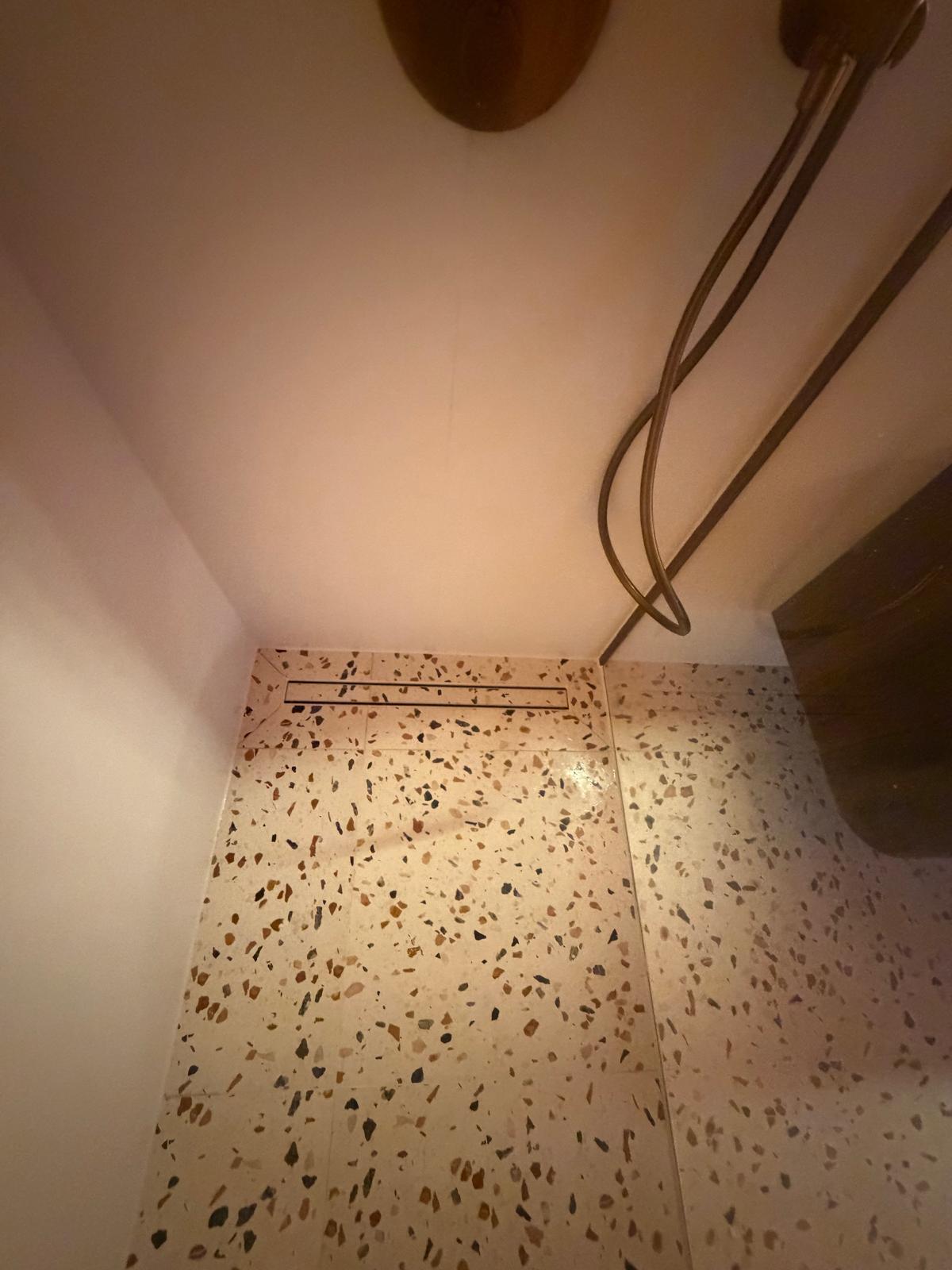 Inloopdouche met terrazzo tegels en goot