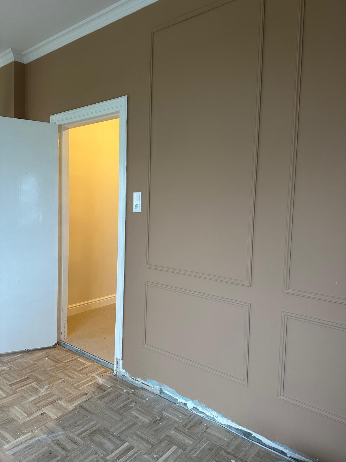 Kamer geschilderd met wandpanelen