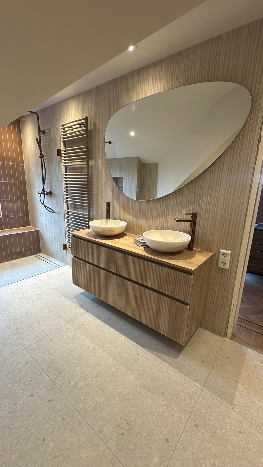 Badkamer met dubbel badmeubel en ovale spiegel
